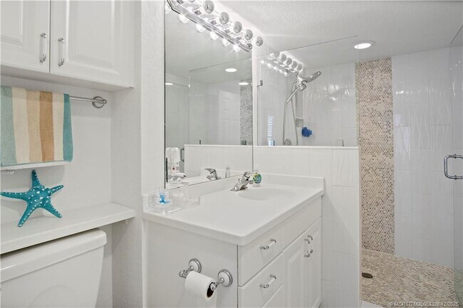 Building Photo - 245 NE MacArthur Blvd