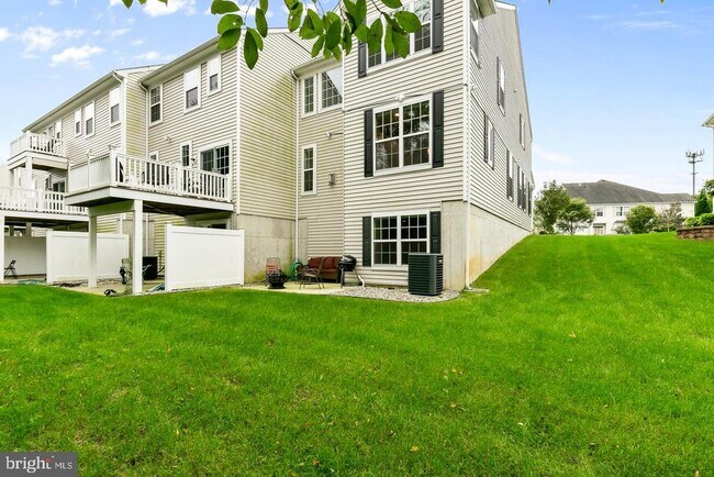 Building Photo - 15 Overlook Dr