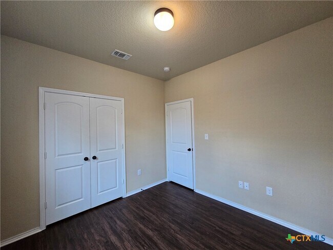 Building Photo - 697 Creekside Cir