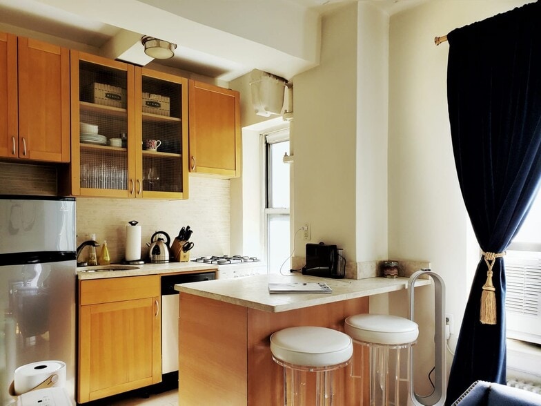 Building Photo - 227 E 57th St