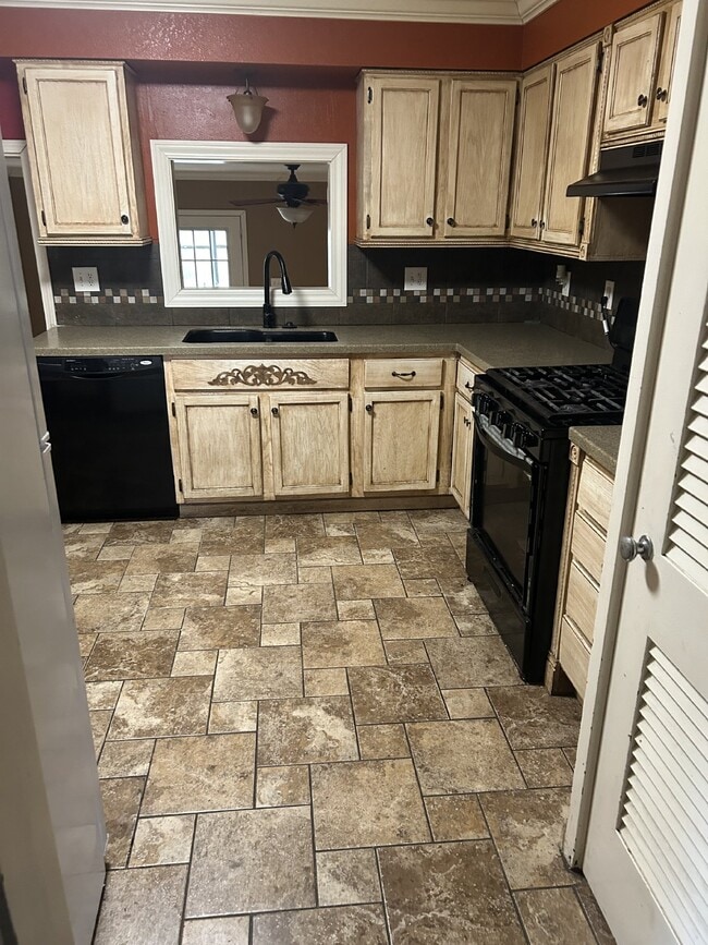 Building Photo - "Charming 3-Bedroom Retreat on Holly Street - Spacious 1,618 Sq Ft with 1.5 Baths in Jonesboro!"