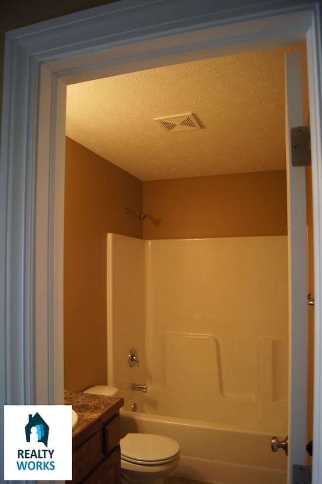 Building Photo - 3 Bedroom Town House in North Lincoln!