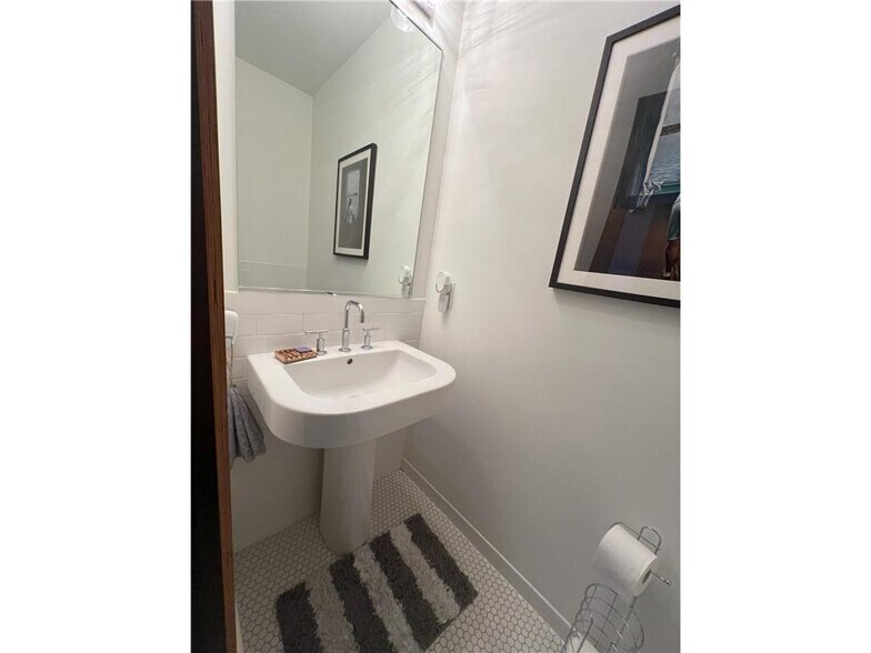 Building Photo - 214 4th St E