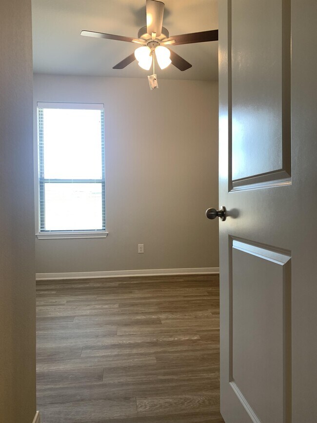 Building Photo - 1353 Aurora Grv Bnd