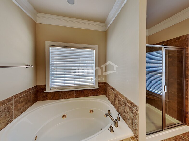 Building Photo - 8320 Willow Branch Dr