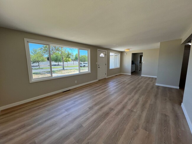 Building Photo - Freshly Remodeled Single-Family Home with ...