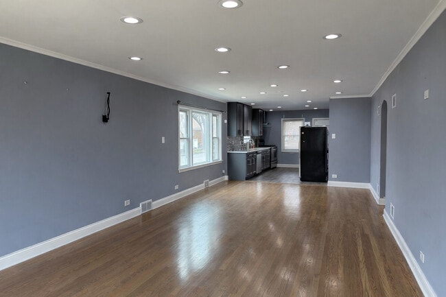 Building Photo - 8201 S Homan Ave