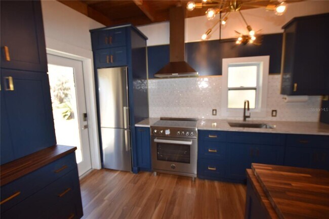 Building Photo - 1918 Sunset Ln