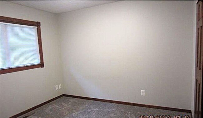 Building Photo - 4 Bedroom, 2,5 bath Duplex