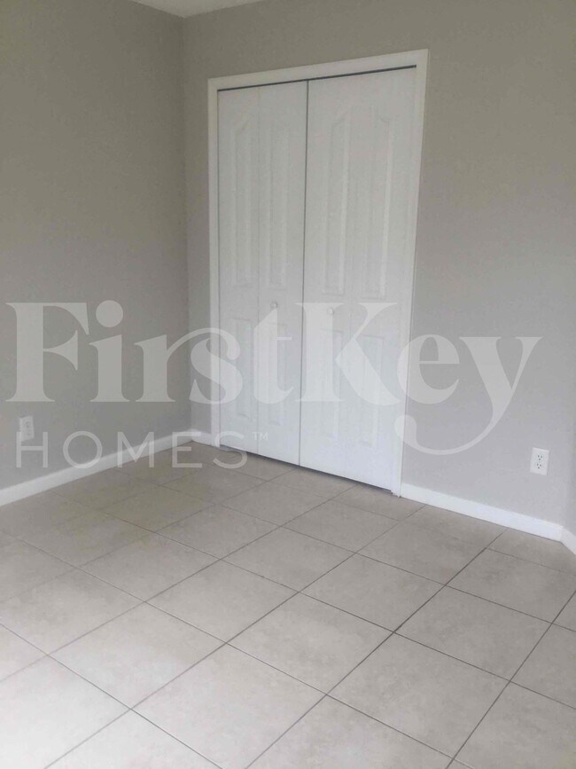 Building Photo - 662 SW Sandbar Terrace