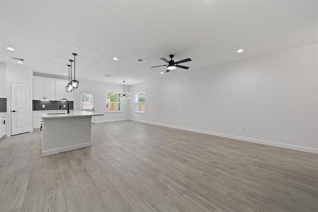 Building Photo - 1071 St Clair St