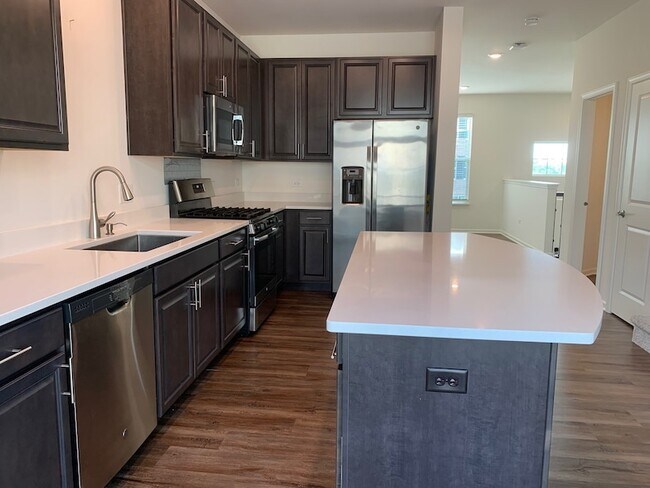 Building Photo - 285 Lakeshore Dr