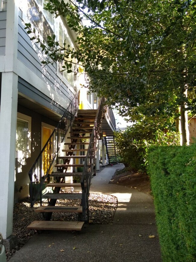Building Photo - Super cute top level 1 bed w/ washer/dryer...