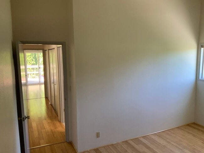 Building Photo - 2 Bedroom Condo on Country Club Road