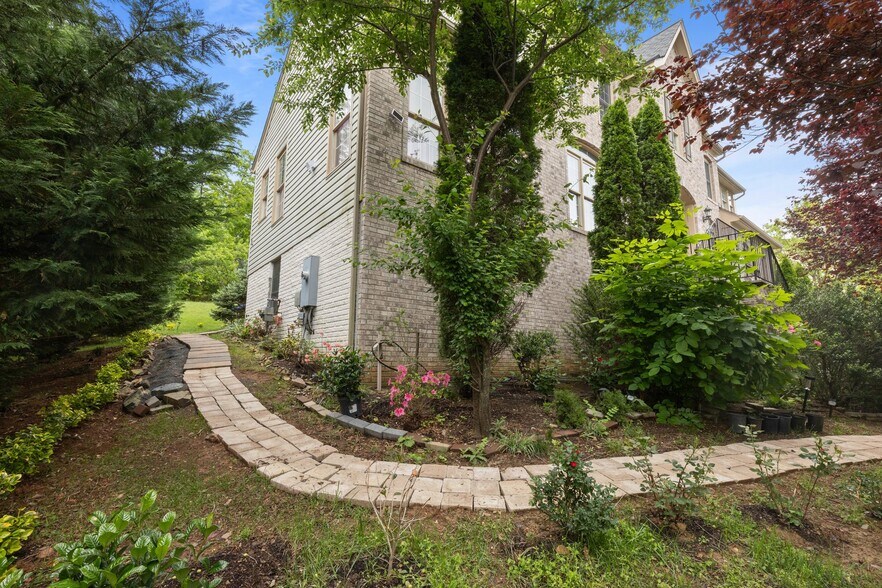Building Photo - 42657 Cochrans Lock Dr