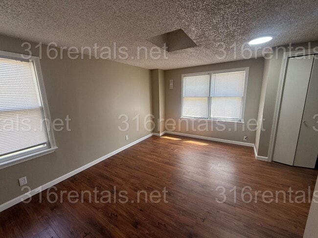 Building Photo - $1445 - 4 bedroom/ 2 bathroom - Single Family Home
