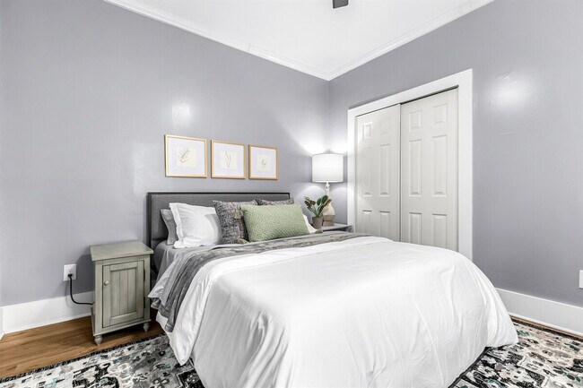 Building Photo - 419 S Kenwood Ave