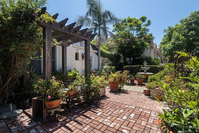 Building Photo - Warm & Welcoming Home Near Melrose with Room to Live, Work & Create