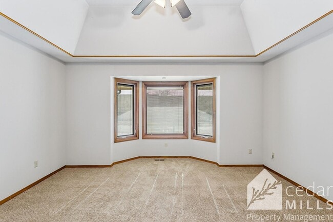 Building Photo - Spacious 3 Bedroom off of North Rock!