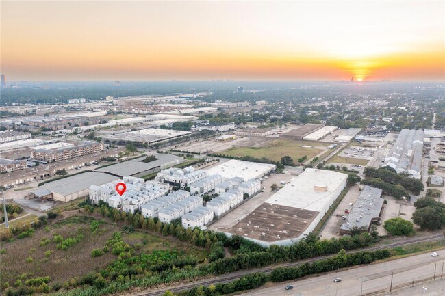 Building Photo - 5869 E Post Oak Ln