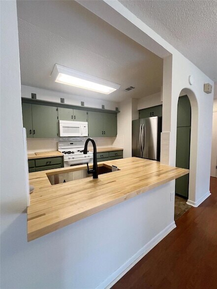 Building Photo - 8702 Dawnridge Cir