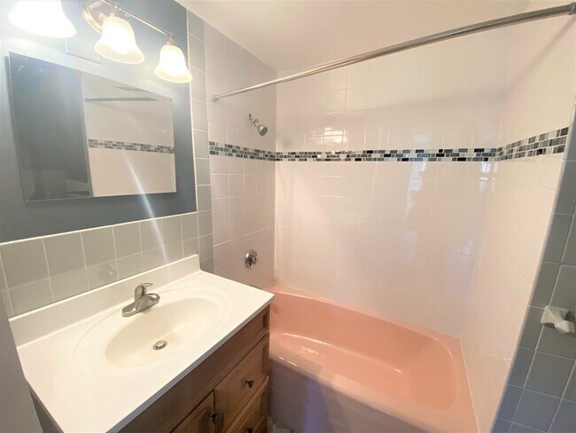 Building Photo - 300 Lynn Shore Dr