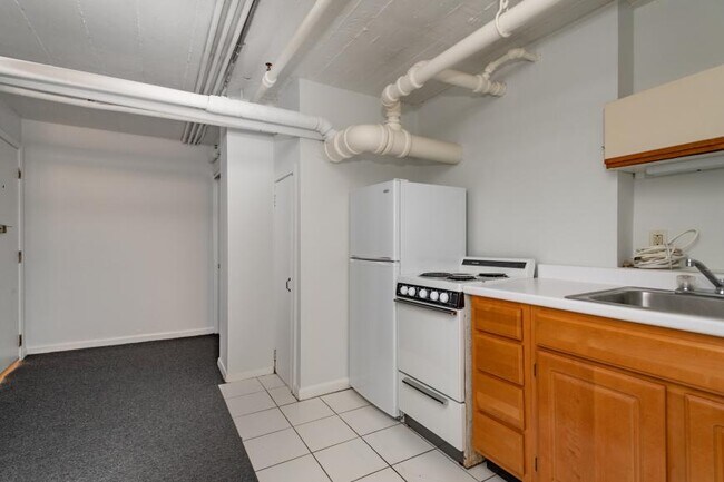 Building Photo - bedroom in Boston MA 02120