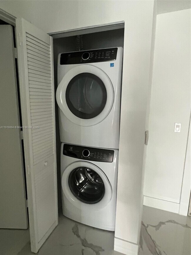 Building Photo - 300 Sunny Isles Blvd