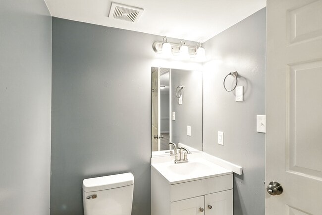 Building Photo - Fabulous 1 Bedroom/1 Bath Condo Unit!