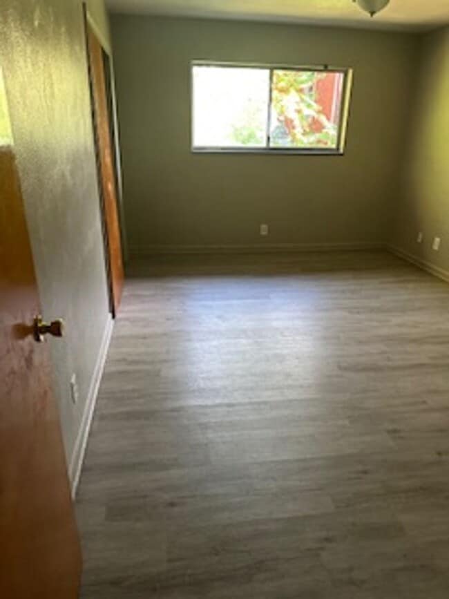 Building Photo - Spacious 2 bed one bath