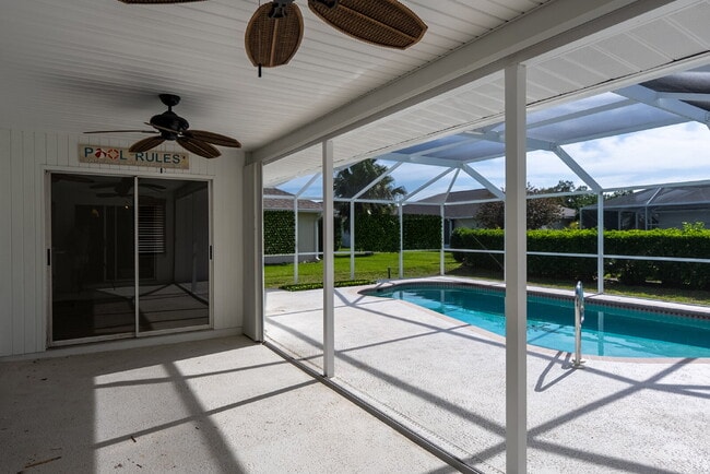 Building Photo - "Spacious 3-Bedroom Pool Home with 2 Baths & 2,075 Sq. Ft. of Comfort in Venice, FL!"