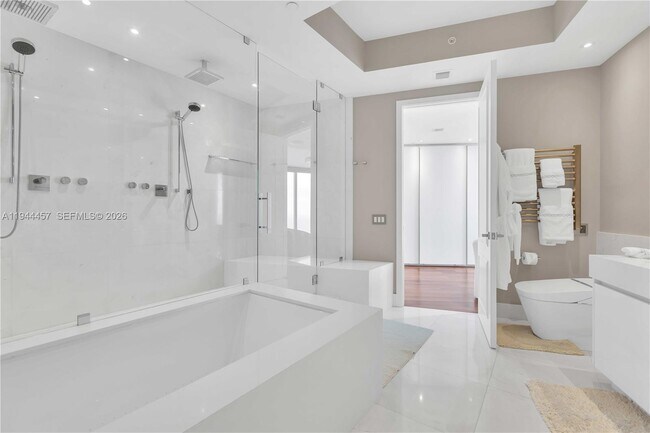 Building Photo - 18555 Collins Ave