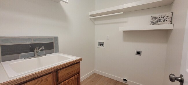 Building Photo - Available 12/16/25, 4bd/3b Home in Nampa!