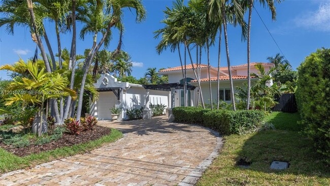 Building Photo - 425 N Shore Dr