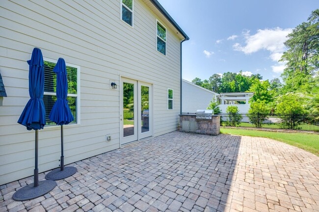Building Photo - Gorgeous 4 bed 3.5 bath French country hom...