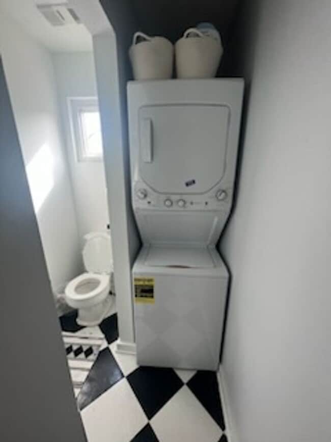 Building Photo - 2 bedroom 2.5 bath in College Town!! Walk to stadium! Available August 2026