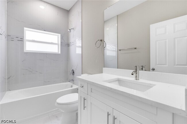 Building Photo - 917 Margaret Ave S