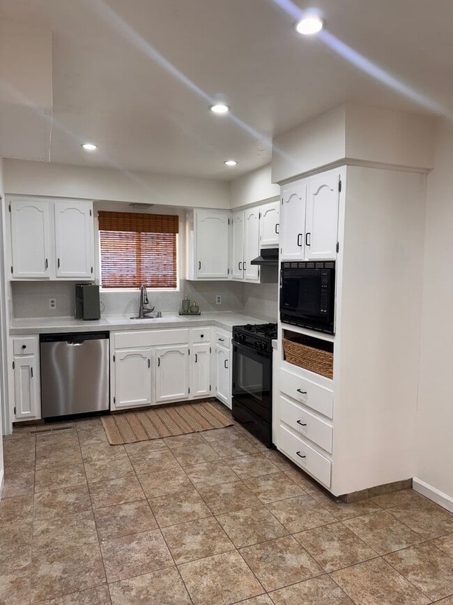 Building Photo - Spacious 3 Bedroom Fresno Home
