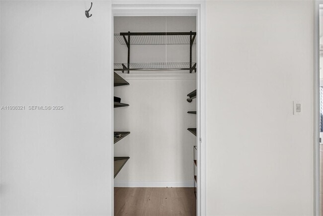 Building Photo - 4730 Pine Tree Dr