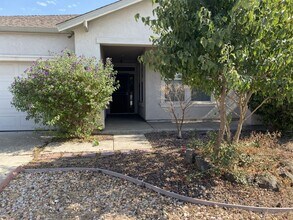 Building Photo - Newer 3 Bed, 2 Bath with HUGE Kitchen and ...