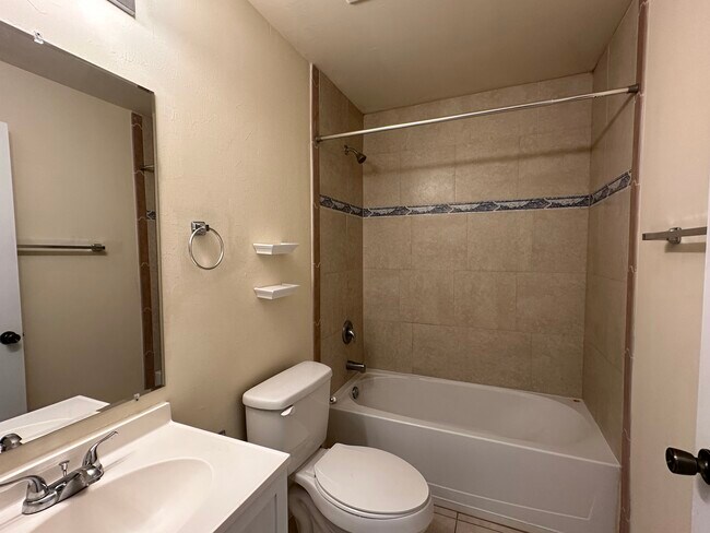 Building Photo - 1046 SE 11th Terrace