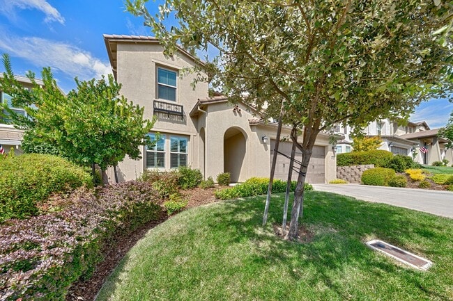 Building Photo - Luxury 5 Bedroom Home in Serrano – Spaciou...