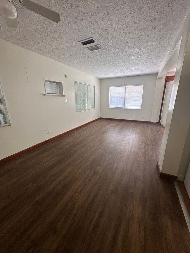 Building Photo - Welcome Home, Cozy House For Rent, JAX Heights