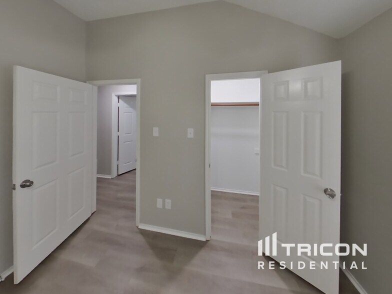 Building Photo - 1624 Bent Brook Dr