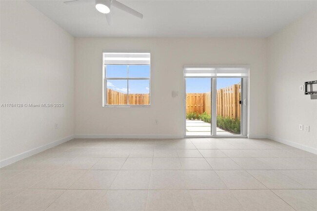 Building Photo - $2550 2634 SE 29 St