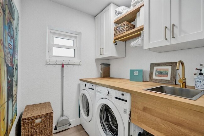 Building Photo - 3206 Robbins Rd