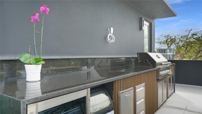 Building Photo - 3075 Mary St