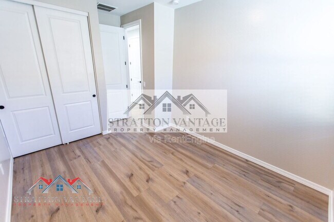 Building Photo - 36005 W San Clemente Ave