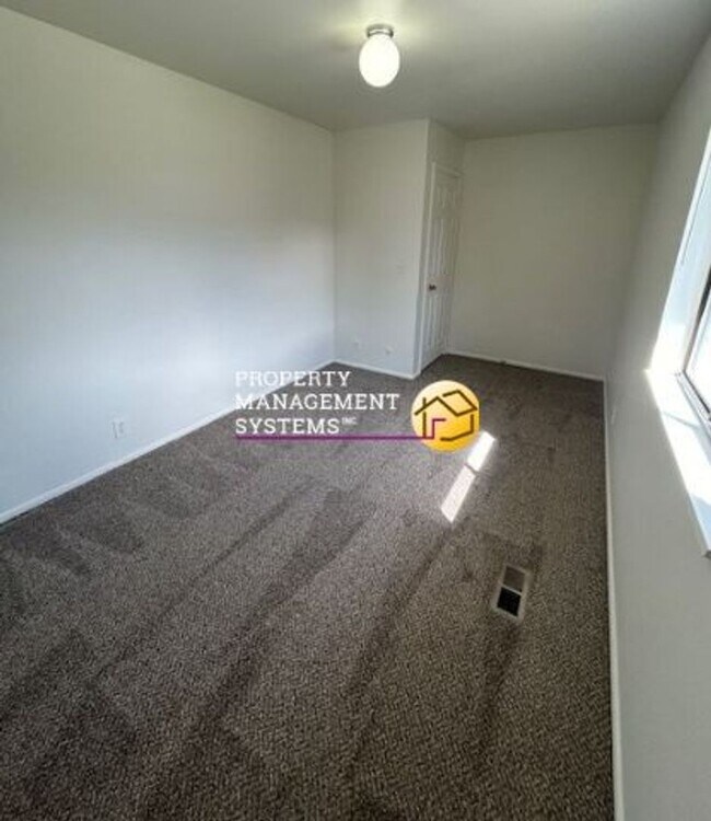 Building Photo - 3 Bedroom Twin Home in Sandy