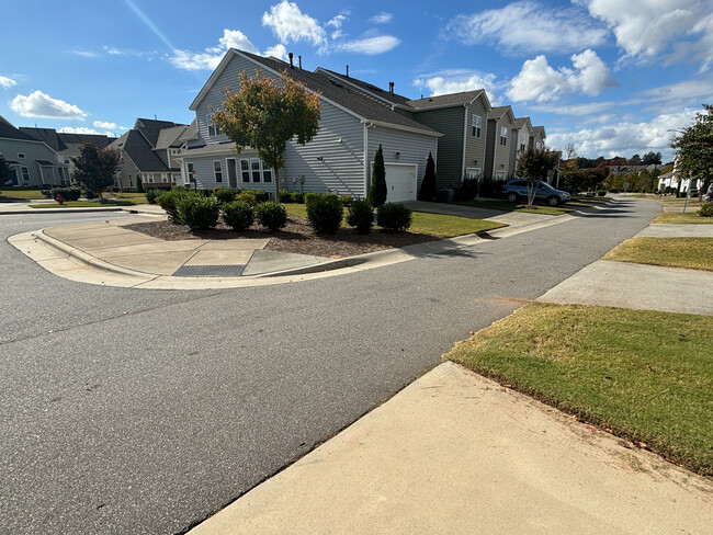 Building Photo - 1330 Farm Pond Trail